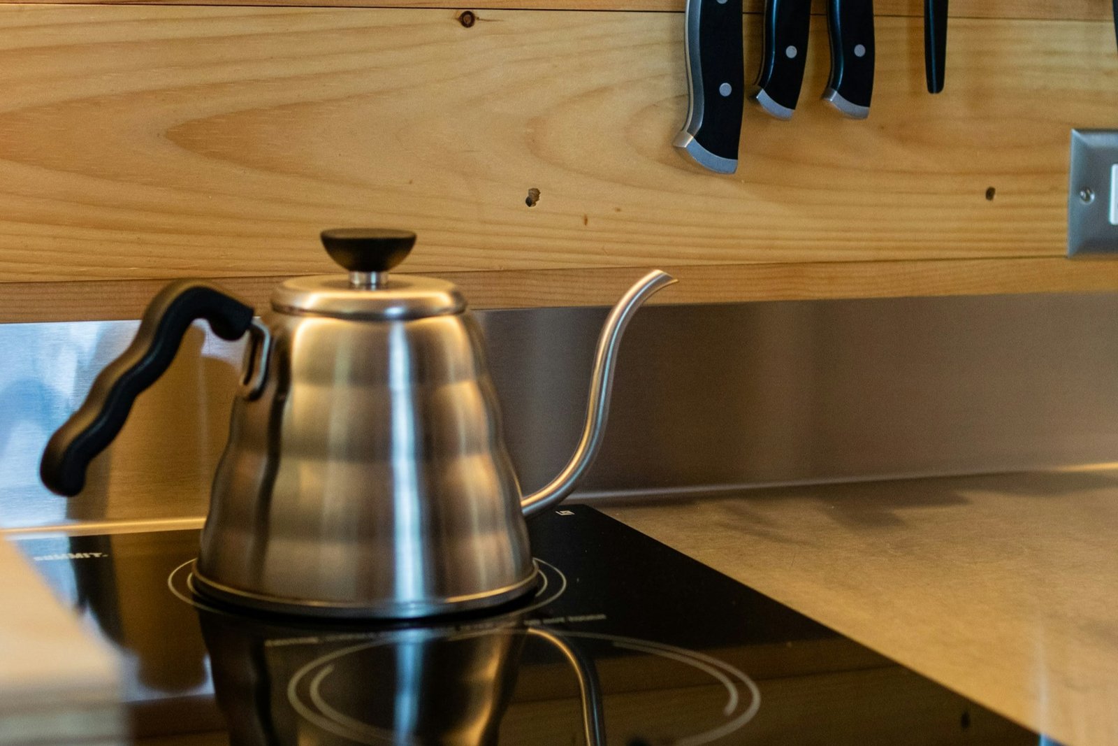 Wasserkocher mit Essig und Zitronensäure-Pulver auf der Arbeitsfläche