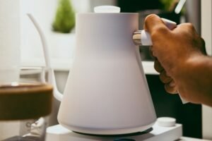 Geöffneter Wasserkocher mit Kalkablagerungen am Boden