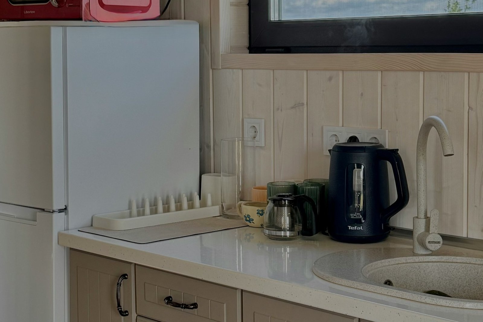 Innenraum eines Wasserkochers mit sichtbarer Kalkschicht am Boden