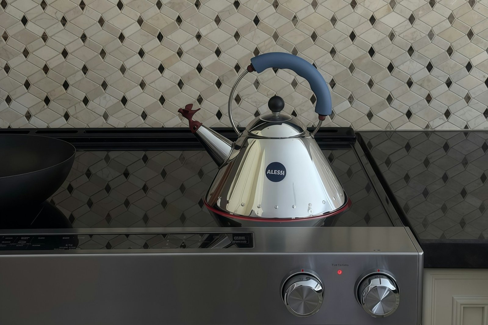 Innenraum eines Wasserkochers mit sichtbarer Kalkschicht auf der Heizfläche