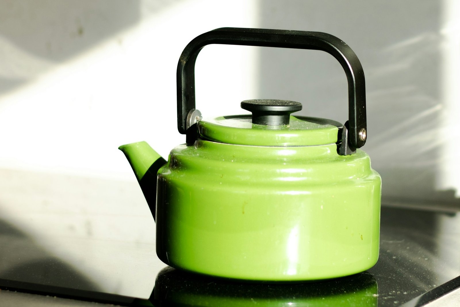 Wasserkocher mit hartnäckigen Kalkablagerungen und Reinigungsbürste