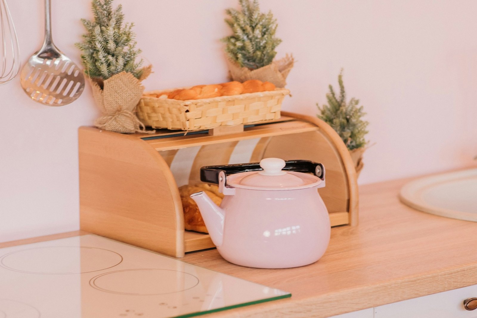 Innenraum eines Wasserkochers mit sichtbaren Kalkresten am Boden