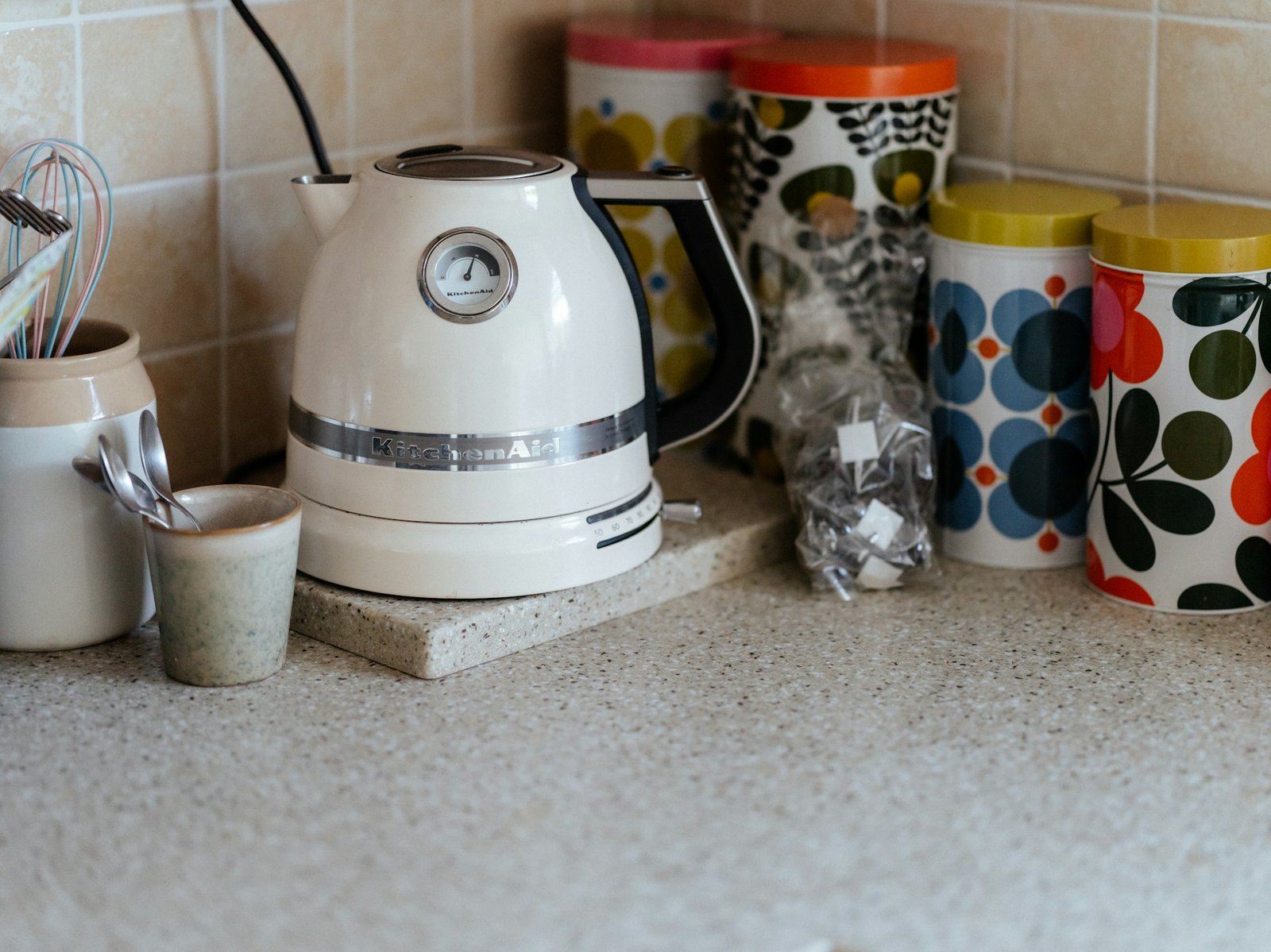 Elektrischer Wasserkocher auf einer Küchenarbeitsplatte