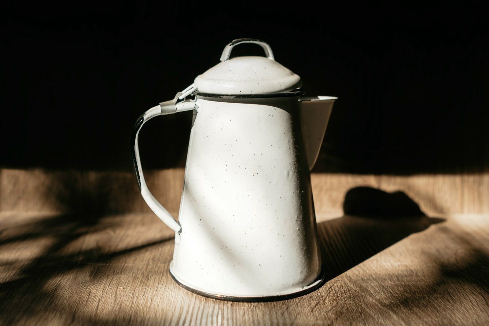 Innenraum eines Wasserkochers mit dunklen Punkten auf der Metalloberfläche