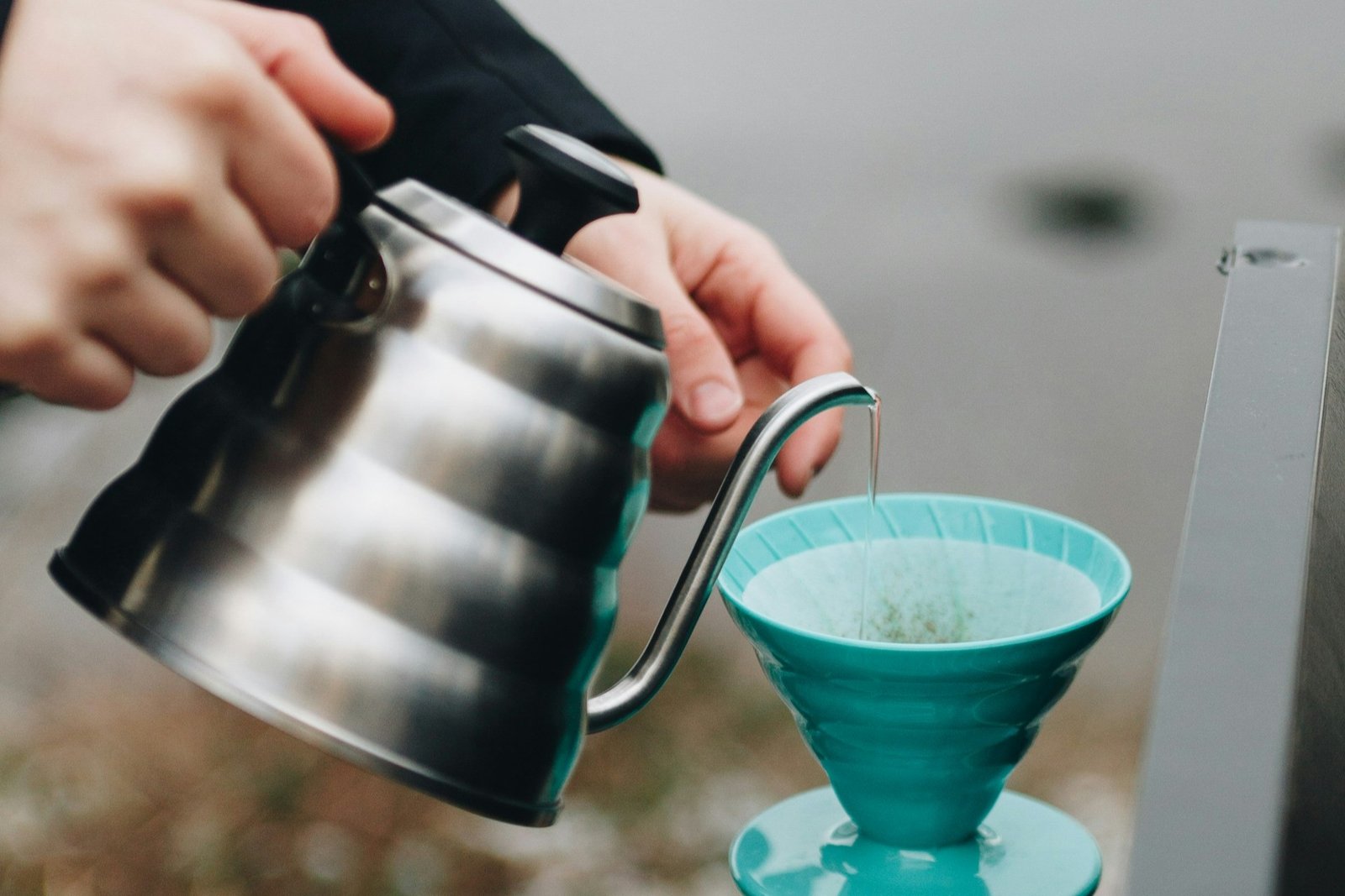 Starke weiße Kalkablagerungen im Inneren eines Wasserkochers